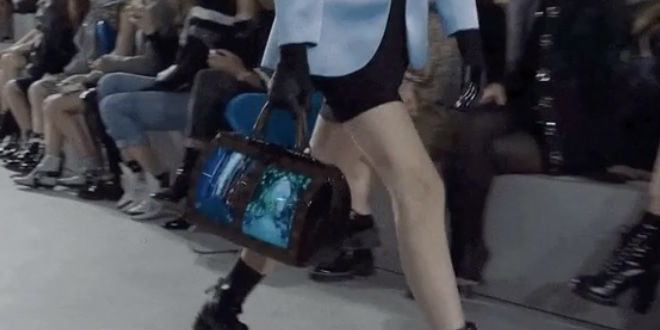 กระเป๋า Louis Vuitton แบบมีจอด้านข้าง