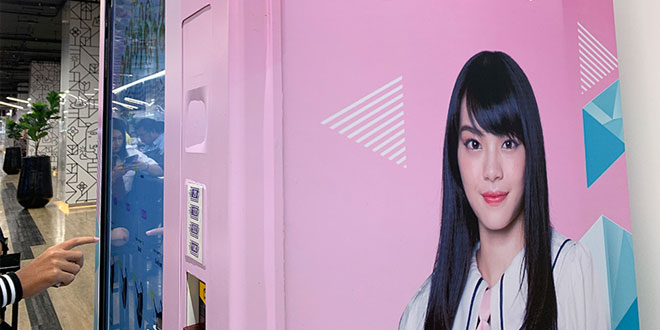 รีวิว ตู้ BNK48 Vending Machine สั่งซื้อของที่ระลึกบีเอ็นเค 48 ง่ายๆ แค่ไป MRT